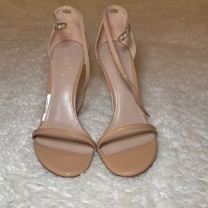 Stuart Weitzman nudistsong